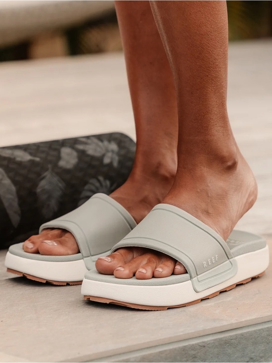 Reef Shoes - NWT REEF Sydnee Cutback Low Women's Cushioned Slides Sz 8